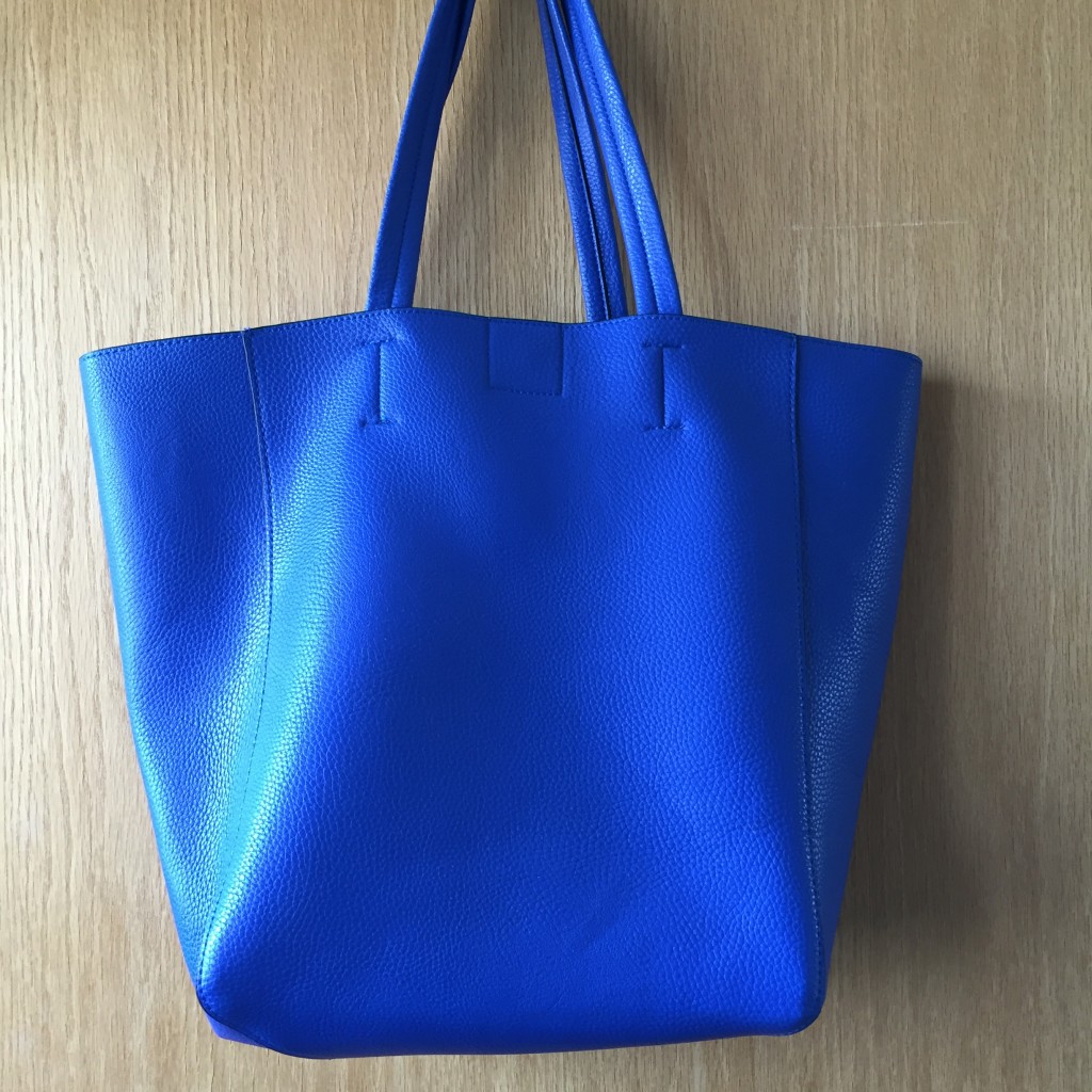 And a sturdy cobalt tote in "vegan leather"! Love it and already used it to haul all my books to camp!