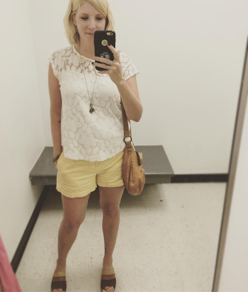 Can moms wear shorts?